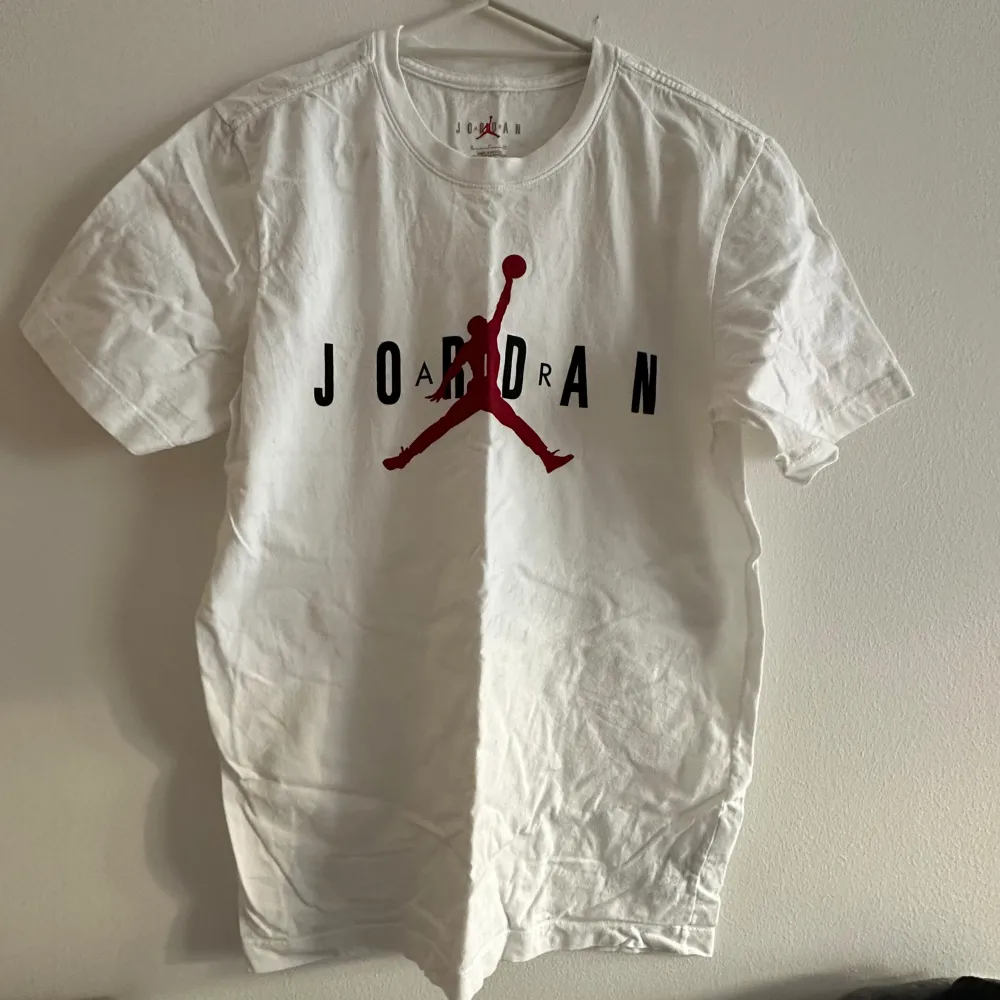Jordan T-shirt i skick 8/10 som är väldigt snygg nu inför sommarvärmen. Knappt använd och inge defekter.. T-shirts.