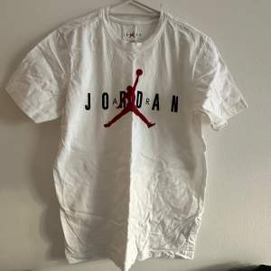 Jordan T-shirt i skick 8/10 som är väldigt snygg nu inför sommarvärmen. Knappt använd och inge defekter.