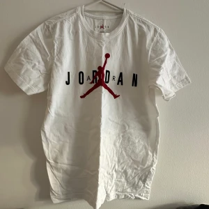 Jordan T shirt  - Jordan T-shirt i skick 8/10 som är väldigt snygg nu inför sommarvärmen. Knappt använd och inge defekter.