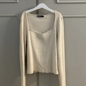 Stickad topp - Super söt och skön tröja från Gina tricot i strl M, säljer då den tyvärr är förstor i bysten på mig. Använd ett fåtal gånger