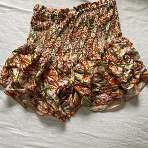 Kjol - Jätte fin kjol aldrig använd. Är shorts under