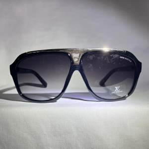Lv solglasögon - Svart, Perfekta för en solig sommardag ☀️🕶️, Skick: 10/10, Kvalitet, 10/10 1:1 Kop!@
