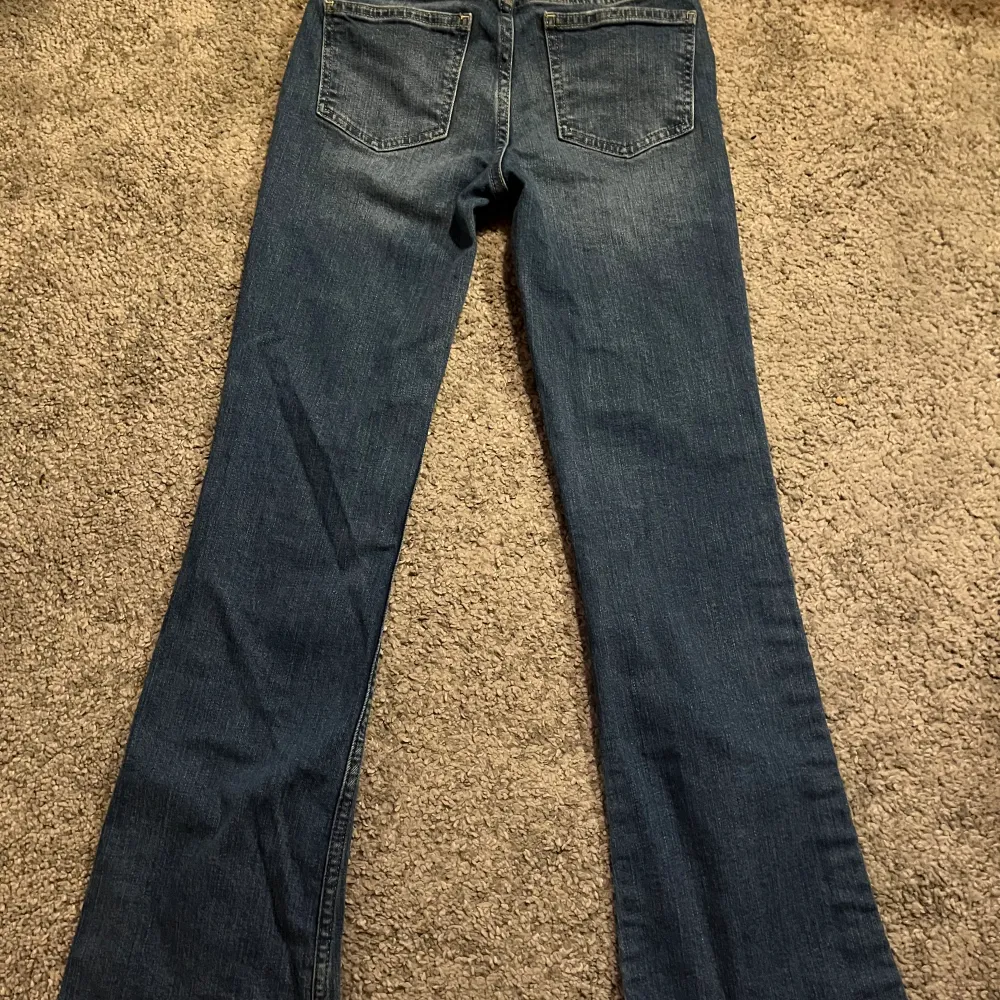 Blåa jeans från Gina tricot i storlek 152🩷Använda ganska många gånger men ändå i bra skick!💞Säljer därför att de har blivit för små för mig❤️Säljer för 200kr eftersom de fortfarande är i bra skick💞. Jeans & Byxor.