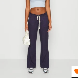 Helt nya roxy linnebyxor - Säljer dessa helt nya och slutsålda roxylinnebyxor med lapparna kvar, storlek S i mörkblått! Superfina verkligen men har inte fått användning för dem. Nypris 600kr, mitt pris 500💕 