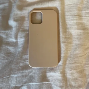 Rosa mobilskal iPhone 12 - Jättefint rosa mobilskal till iPhone 12. Liten skada som man kan se på bilden ovanför 🩷