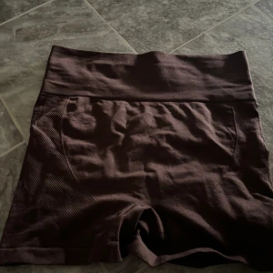 Bruna tränings shorts - Bruna träningsshorts Seamless & scrunch  Det har försvunnit lite så vet inte exakt storlek men chansar nog på S-M midjemått är ungefär 72cm