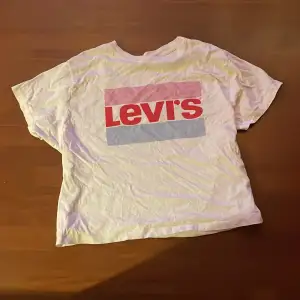 En super fin Levis tröja som passar till allt💕💕