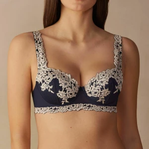 Intimissimi bh. - En intimissimi bh som knappt är använd och köpt i butik. Om mer frågor eller funderingar är de bara att skriva till mig! Kommer riktigt inte ihåg storleken på den då jag köpte den förra sommarn, den passar mig som brukar ha 75d!❤️