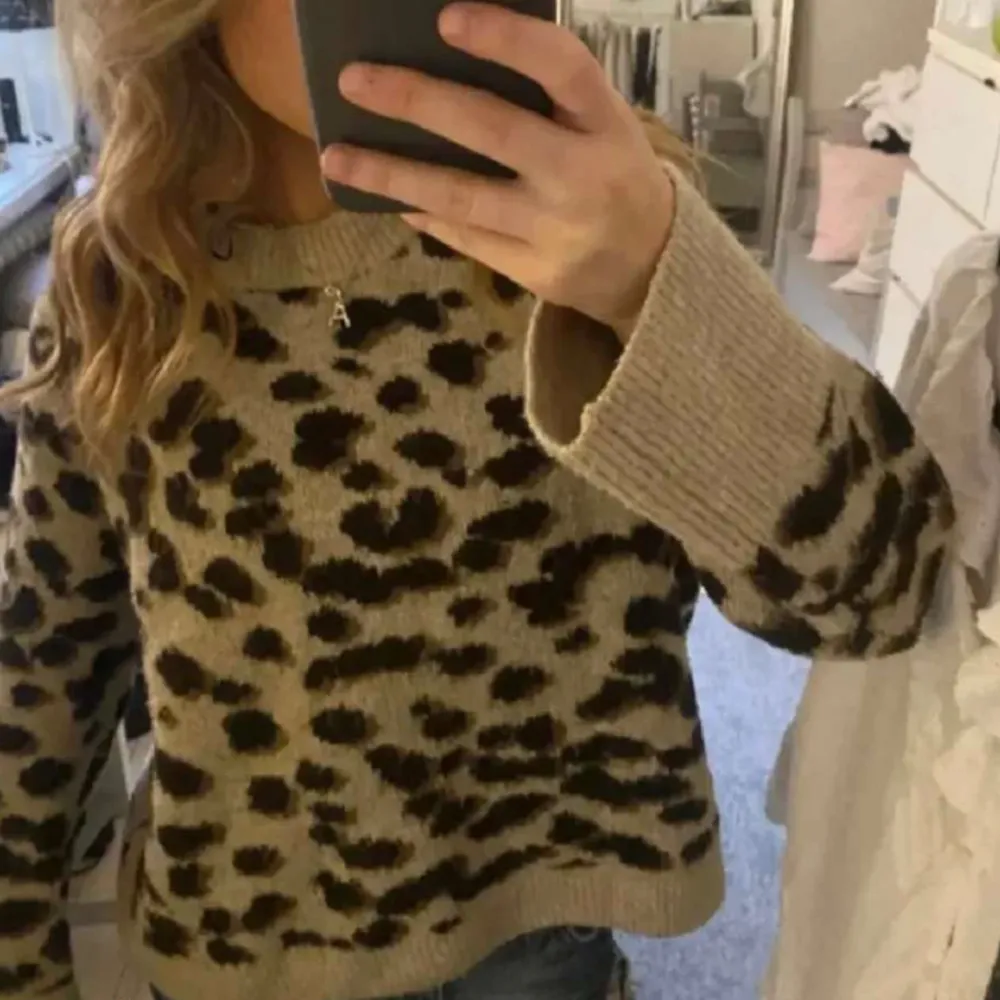 ✨ Första bilden lånad ✨Stickat tröja i leopard mönster. I bra skick från hm strl xs. Säljer då jag inte använder den❤️. Stickat.