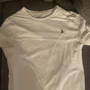 Polo Ralph lauren t shirt - Storlek M färg vit 