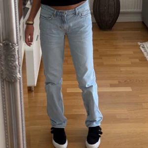 Low waist jeans - Säljer fina favorit jeans då det tyv blivigt för korta på mig som är 173😔 Superfint skick och inga skador eller nått. Strlk 32 nypris 500kr