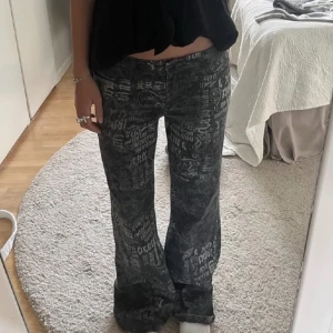 Mönstrade byxor/jeans - Så himla fina byxor/ jeans men lite stora på mig tyvärr! Lågmidjade och lite utsvängda, skriv för mått❤️ står ingen storlek men skulle säga S ungefär!