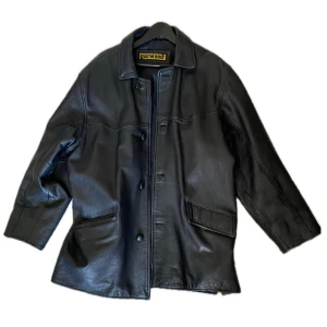 Svart Skinnjacka!  - Svart skinnjacka i storlek M! Väldigt bra skick! Den passar bra som oversized och är perfekt till kalla väder. 