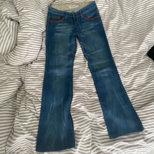 Low Waist jeans  - As snygga Low Waist bootcut jeans med broderi på fickorna. Köpta här på Plick men passade tyvärr inte mig. Är i mycket bra skick förutom att broderiet börjat flagna lite på ena bakfickan. Kontakta vid intresse/frågor! Pris kan förhandlas💞