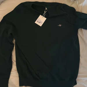 Gant tröja  - Helt ny gant tröja, jag säljer den för att det va för liten på mig hör av er vid andra frågor, Nypris 1200 mitt pris 900 pga att den inte är använt, storlek L sitter som M  , färgen ser ni på sista bilden 