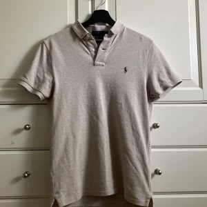 Ralph lauren pike  - Snygg pike perfekt till sommaren. Piken är i väldigt bra skick och är i modell Custom slim fit