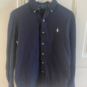 Blå skjorta  - marin blå, bra skick