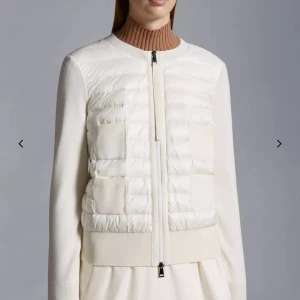Moncler cardigan - Ägt i ett år ungefär, bra skick. Köpt för 8000+ men säljer för lite över hälften. Skickar gärna bilder privat på jackan om man vill det, man får med allt jag fick med när jag köpte den.