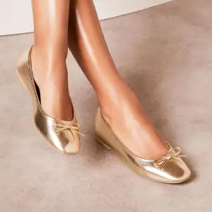 Säljer dessa skitsnygga ballerina skorna från hm som är helt slutsålda💕 helt oanvända 