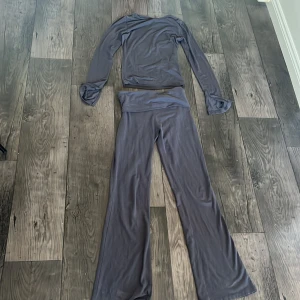 Gina sett  - Säljer detta fina yoga sett i mörk grått det är från Gina, Andvänt 2 gånger. Båda delarna är i storlek XS. Skriv om ni har funderingar.❤️