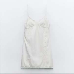 Vit klänning zara - Säljer denna helt oanvända klänning ifrån zara, klänning är aldrig använd. 
