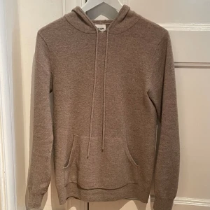 Kashmir Hoodie S - 100% Kashmir Hoodie från John Henric. Färg: Beige. Skick 9/10. Kom privat vid minsta lilla fråga!