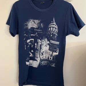 Istanbul Tröja - Köpt secondhand, men från turkiet.  Endast använd någon enstaka gång och är i nyskick :)  Storlek L men tycker inte alls att den sitter som en large, jag brukar ha S och den sitter perfekt, lite oversized på mig