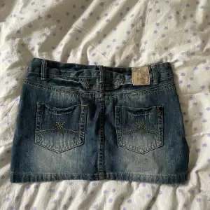 Secondhand minikjol i jeans Midja: 38cm Längd: 32-33 cm