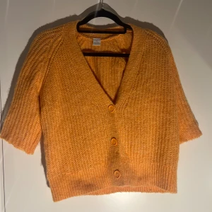Stickad orange kofta🧡 - -Bekväm -stickad kortärmad kofta -kofta med knappar -lite klippt i armarna 