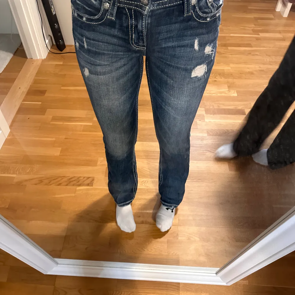 Säljer nu mina miss me jeans då de inte kommer till användning nästan aldrig använda och i väldigt gott skick 🌸 därav priset på hemsidan kostar de 1,300, den passar mig som är 1,70❤️. Jeans & Byxor.