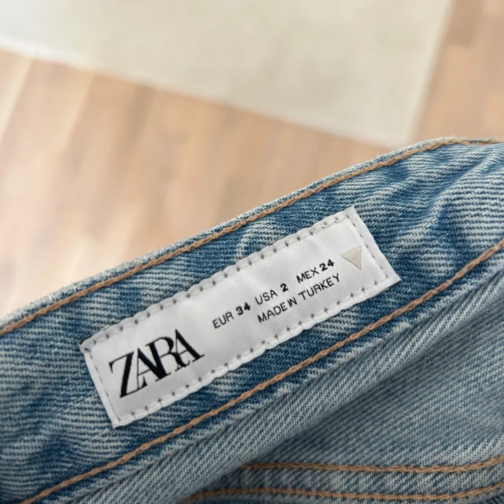 Jeans från Zara, köpta i januari, knappt använda. Fint skick! Storlek 34. Lågmidjade/mid. Går ner till golvet på mig som är 168 cm. Köpta för 399kr. Säljer för 130kr. Skriv om du vill köpa. Allt går genom plick.😊💕. Jeans & Byxor.