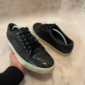 Lanvin cap toe - Säljer ett par riktigt feta lanvins i storlek 44 i ett riktigt bra skick, 9/10. Inga stora defekter bara lite crease på Captoen men inget som syns tydligt. Färgen elephant grey och har en riktigt bra mocka👍. Pris kan diskuteras👌