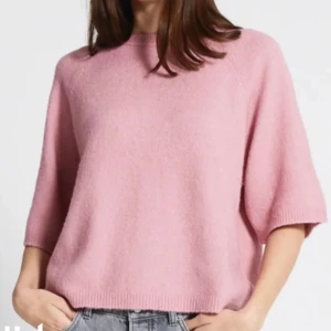 Trekvartsärm stickad tröja  - Säljer denna fina tröjan i storlek S då den inte har kommit till användning. Använd en gång! 