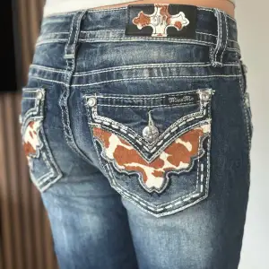 Lågmidjade bootcut jeans från Miss Me. Unika fickor med mycket bling. Perfekt skick. Mått: Innerbenslängd: 89cm   Midjemått rakt över: 36,5cm Midjemått: 79cm Modellen är 166cm lång. Skriv gärna ifall du har några frågor! 💗