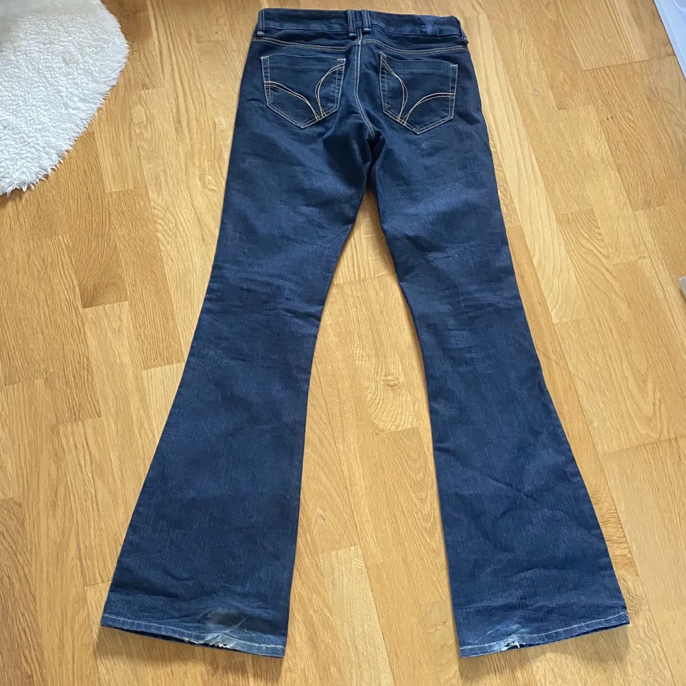 Jättefina lågmidjade bootcut jeans från MOTO EVA. Modellen är i tall och på bilden ser man hur de sitter i längden på mig som är 165. Har lite slitage vid hälen på baksidan på båda sidor annars jättebra skick💗Skriv i dm för specifika mått på jeansen.. Jeans & Byxor.
