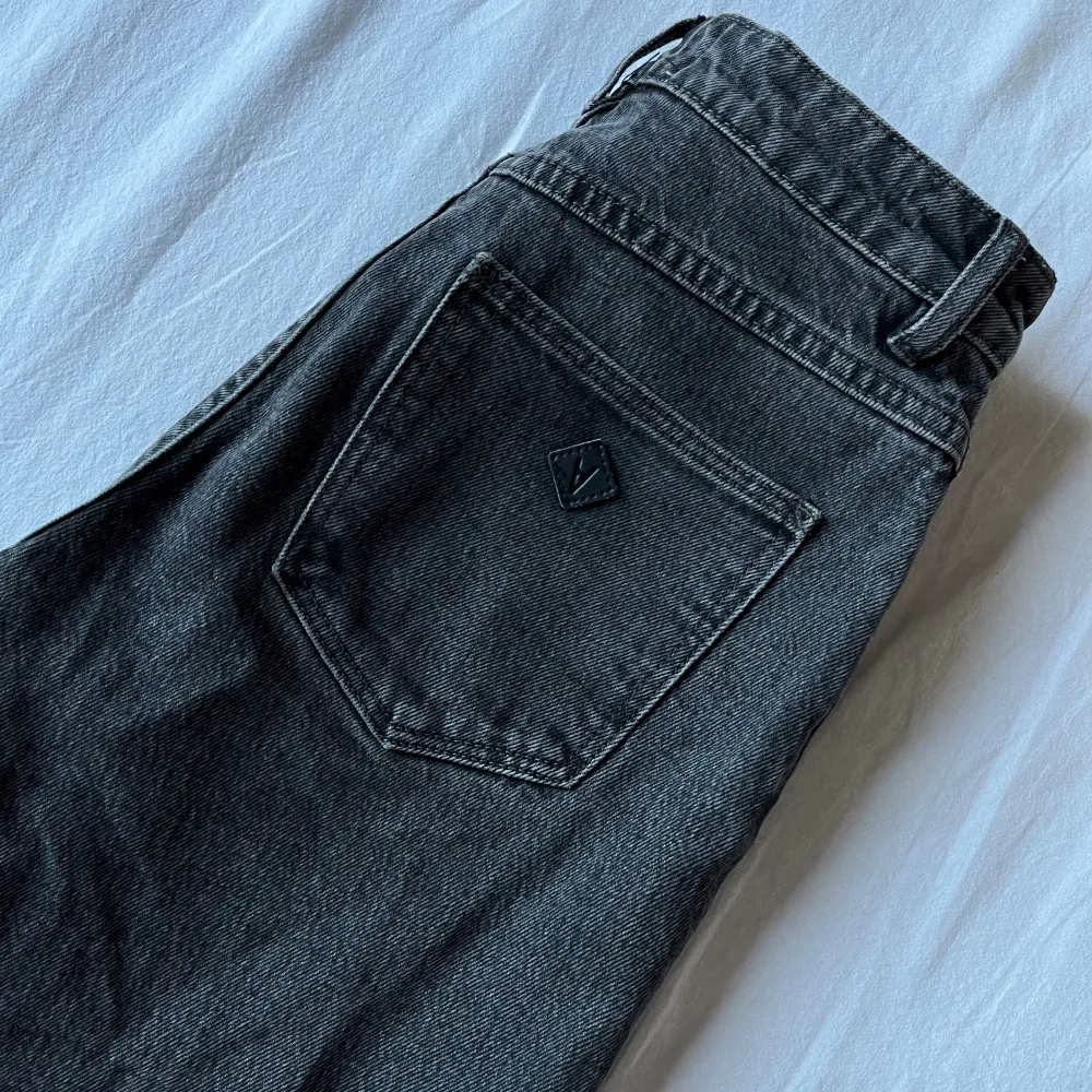 Otroliga gråa jeans! Jag har tyvärr växt ur dom, därav säljer jag mina favvisar.  Stl 26. Jättefin kvalité och använd fåtal gånger.. Jeans & Byxor.