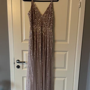 Fest/balklänning - En fin balklänning eller festklänning från Lace and beads med paljetter, endast använd en gång och i nyskick. Stor i storleken, nypris 1495kr.
