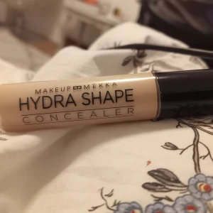 Concealer  - Säljer en concealer från makeup Mekka i färgen light. Det är ca 70% kvar i den. Använder inte den då den inte passade mig så bra. Säljer den för 20kr + frakt! 