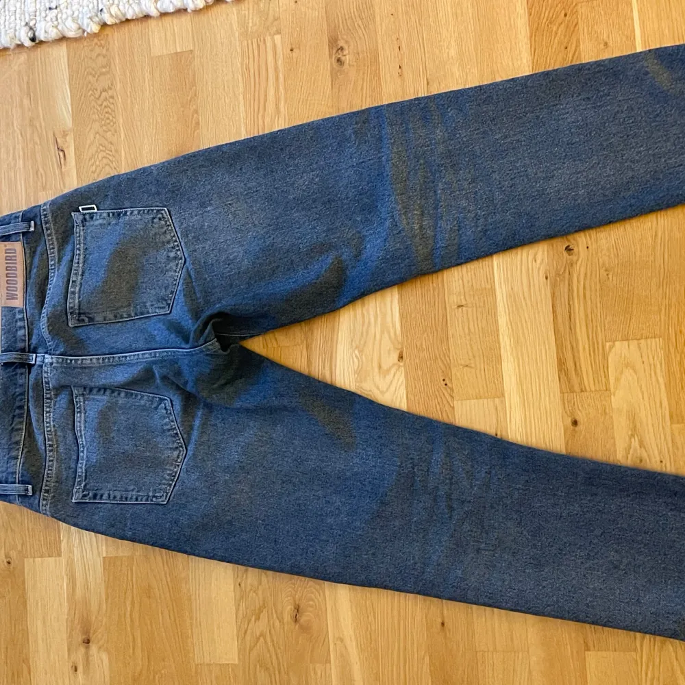 Tja, säljer mina Woodbird jeans som är i toppen skick. Jag har inte använt de jättemycket så de är i väldigt bra skick fortfarande. Storlek är 30/30. Nypris är 1199kr men jag säljer mina för 449kr.. Jeans & Byxor.
