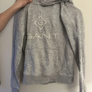 Fin Hoodie från gant - Hoodie från gant i nyskick! Jätteskön och simpel hoodie som passar till allt. Storlek 158/164, nypris ca 400kr och säljs för 75kr