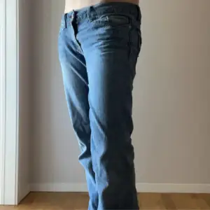Säljer ett par coola lågmidjade jeans från en secondhand butik från USA vilket gör dem väldigt sällsynta💙dem är i fint skick och modellen på bilden har normalt sätt s i jeans/ byxor, Jeansen är storlek 30/34 men sitter mer som en 28/34