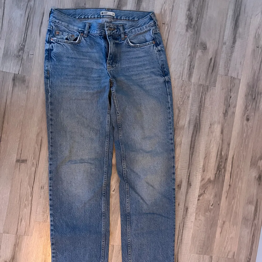 Säljer dessa Low waist straight jeans ifrån Gina tricot som aldrig kommer till användning, bättre ifall någon annan skulle använt de💕(nypriset är 499kr)💕jag är 173cm lång och de passar mig perfekt i längden💕. Jeans & Byxor.