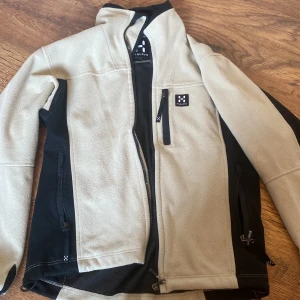 Haglöfs fleece  - Använd en gång så i topp skick!  Är lite större i storleken skulle jag säga men det står s. Kan diskutera pris vid snabb affär  
