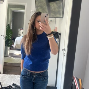 Stickad topp - Stickad topp från märket JDY, jätte härlig blå färg.