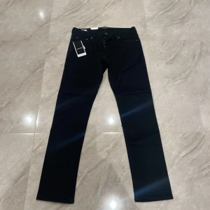 Jack&Jones Jeans - Tjena, Säljer nu ett par helt nya byxor som inte passade mig! Storleken är 31x32. Taggar mm finns kvar som ni kan se på bilderna! Hör av er för mer info!  |Modellen heter Glenn/ Slim| 