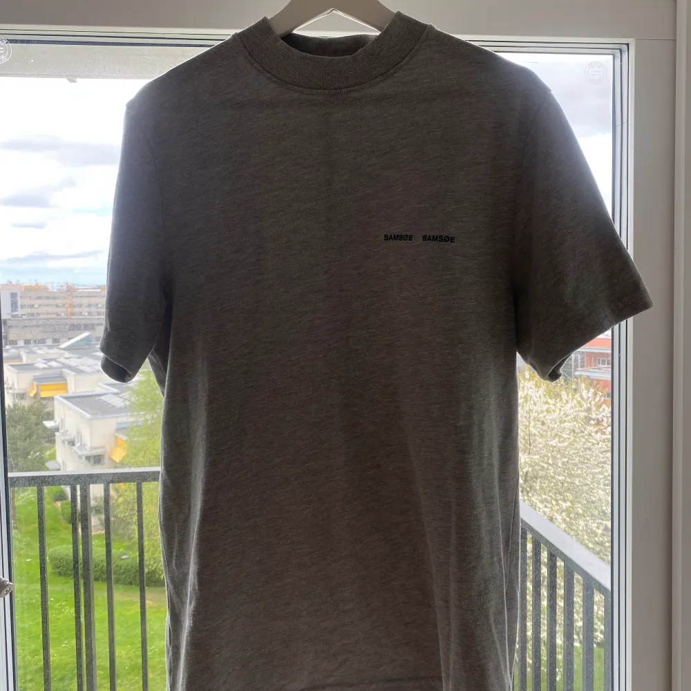 Fin T-shirt från Samøe Samøe. Den är i 10/10 skick och knappt använd.  Lite tjockare material och den är i 60% Bomull och 40% polyester.  Nypris ca: 700 kr. T-shirts.