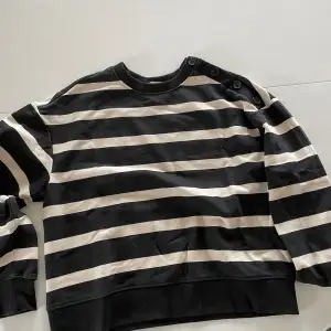 Randig sweatshirt från H&M  Storlek: xs (mer som en s)  Använd endast fåtal gånger