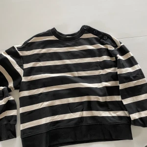Sweatshirt - Randig sweatshirt från H&M  Storlek: xs (mer som en s)  Använd endast fåtal gånger