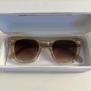 chimi 04 - säljer dem höra jätte snygga chimi solgalsögonen i 04 ecru! dem är sparsamt använda och är i nyskick, inga repor eller defekter! box, dustbag mm tillkommer!💖kom privat för frågor eller om fler bilder önskas!🤗