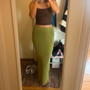 Maxikjol - Kjol från Motel Rocks i bra skick, några noppror på framsidan från tvätt. Tyget ser lite glittrigt ut i vissa ljus ✨